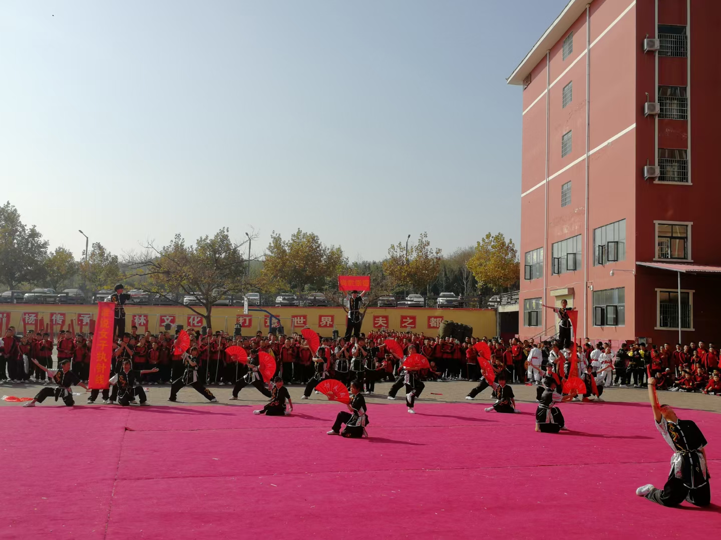 河南少林寺武术学校学员表演