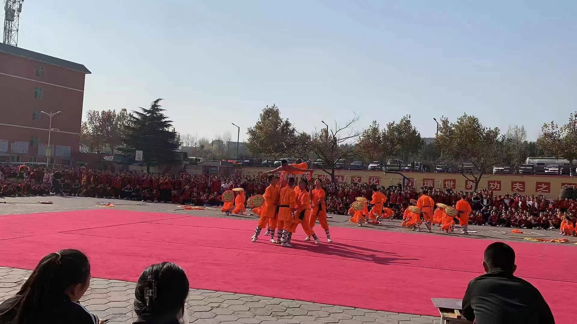 少林寺文武学校的学员在表演武术