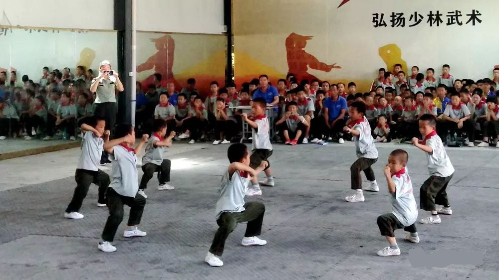 河南少林寺武校学员在练搏斗